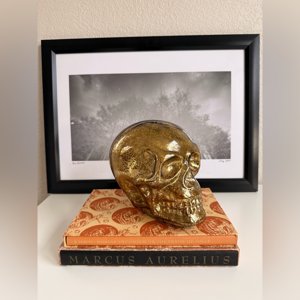 Metallic gold glass skull decor - Picture 3 of 9
